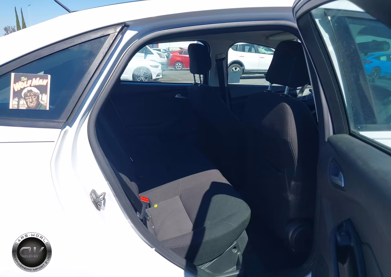 2018 Ford Focus Se VIN:1FADP3F2XJL220663 - 8