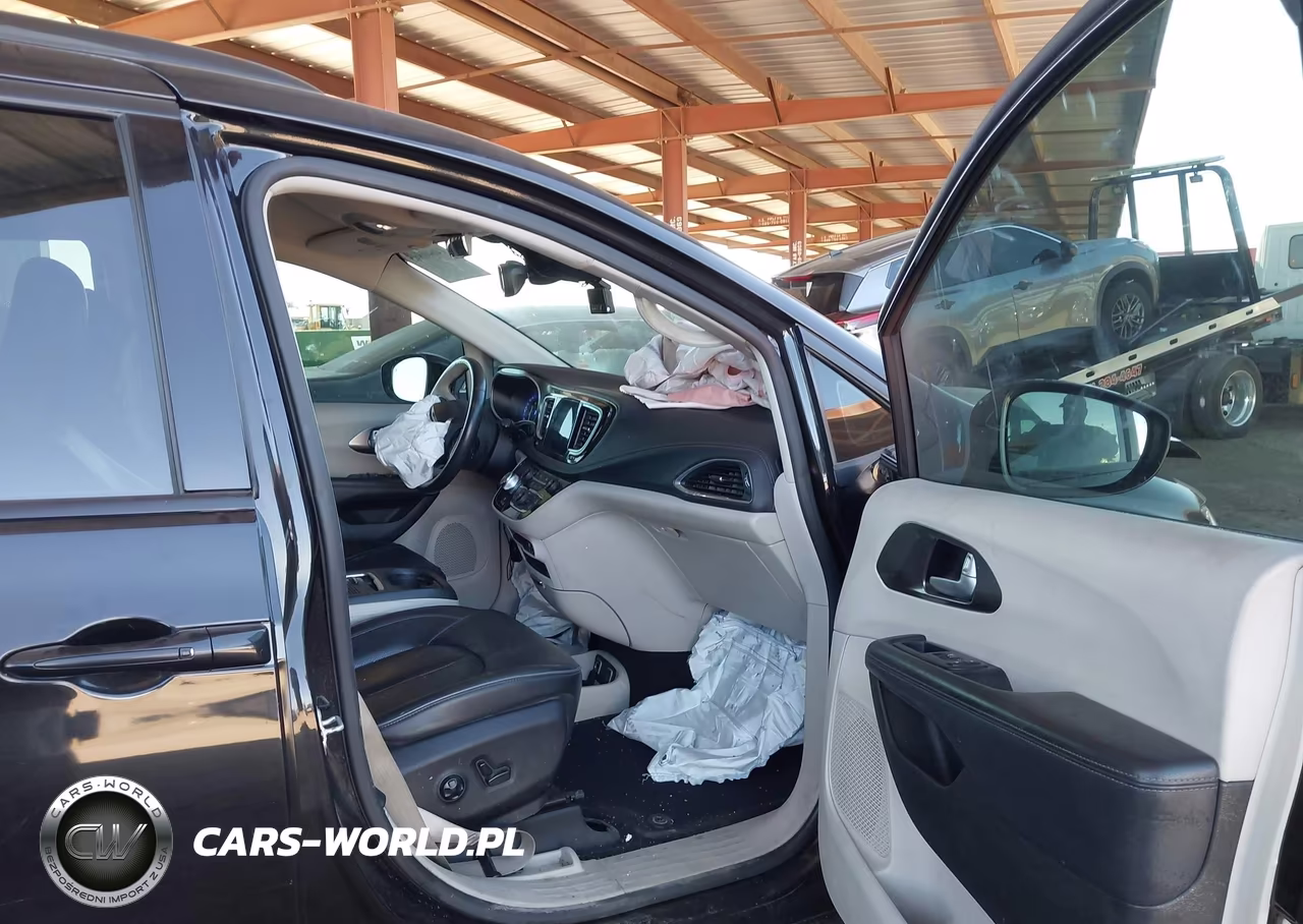 2017 Chrysler Pacifica Limited VIN:2C4RC1GG8HR628879 - 5