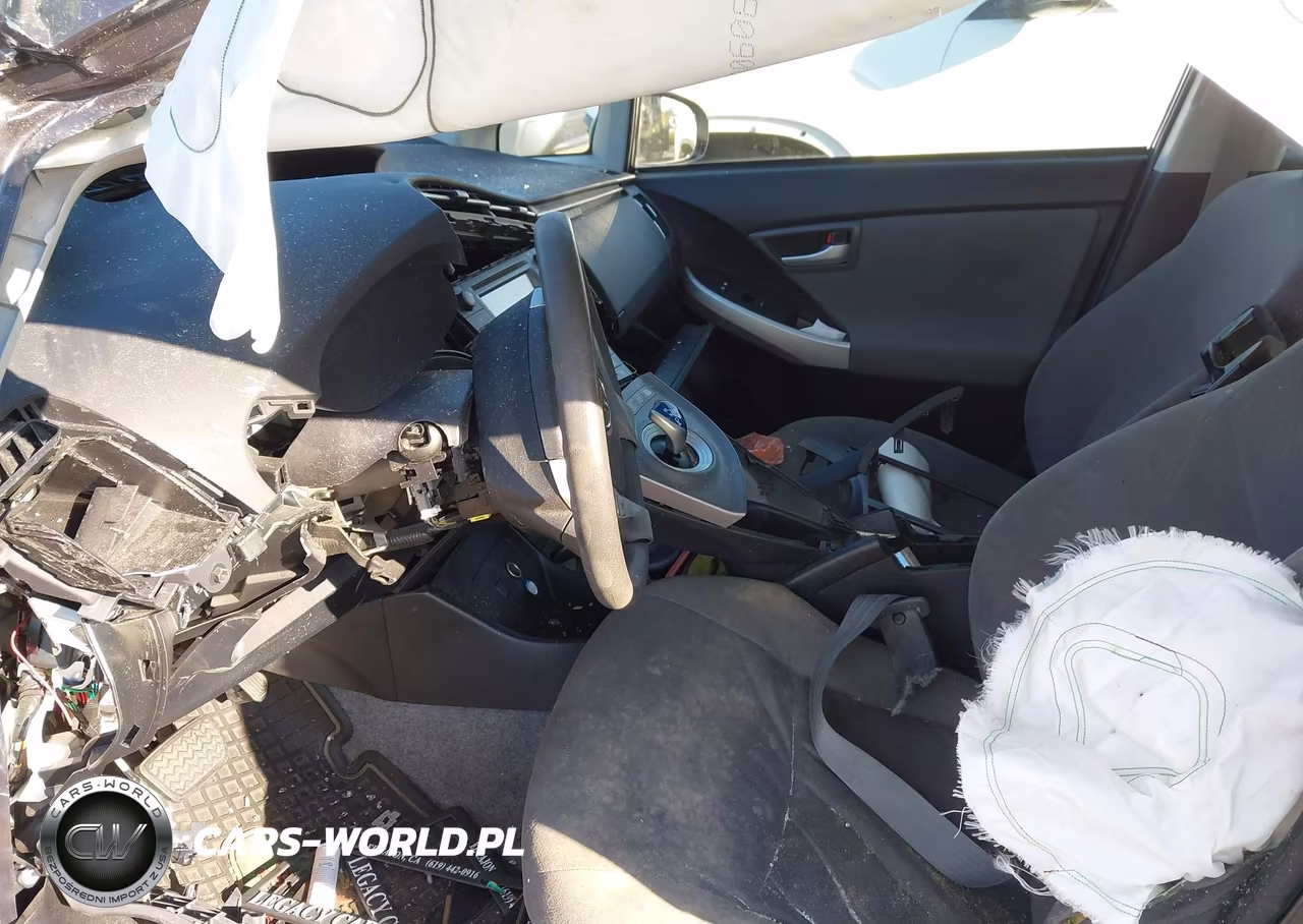 2015 Toyota Prius Two VIN:JTDKN3DU9F2003730 - 16