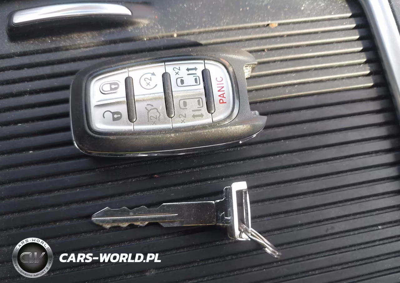 2023 Chrysler Pacifica Touring L VIN:2C4RC1BG3PR521373 - 11