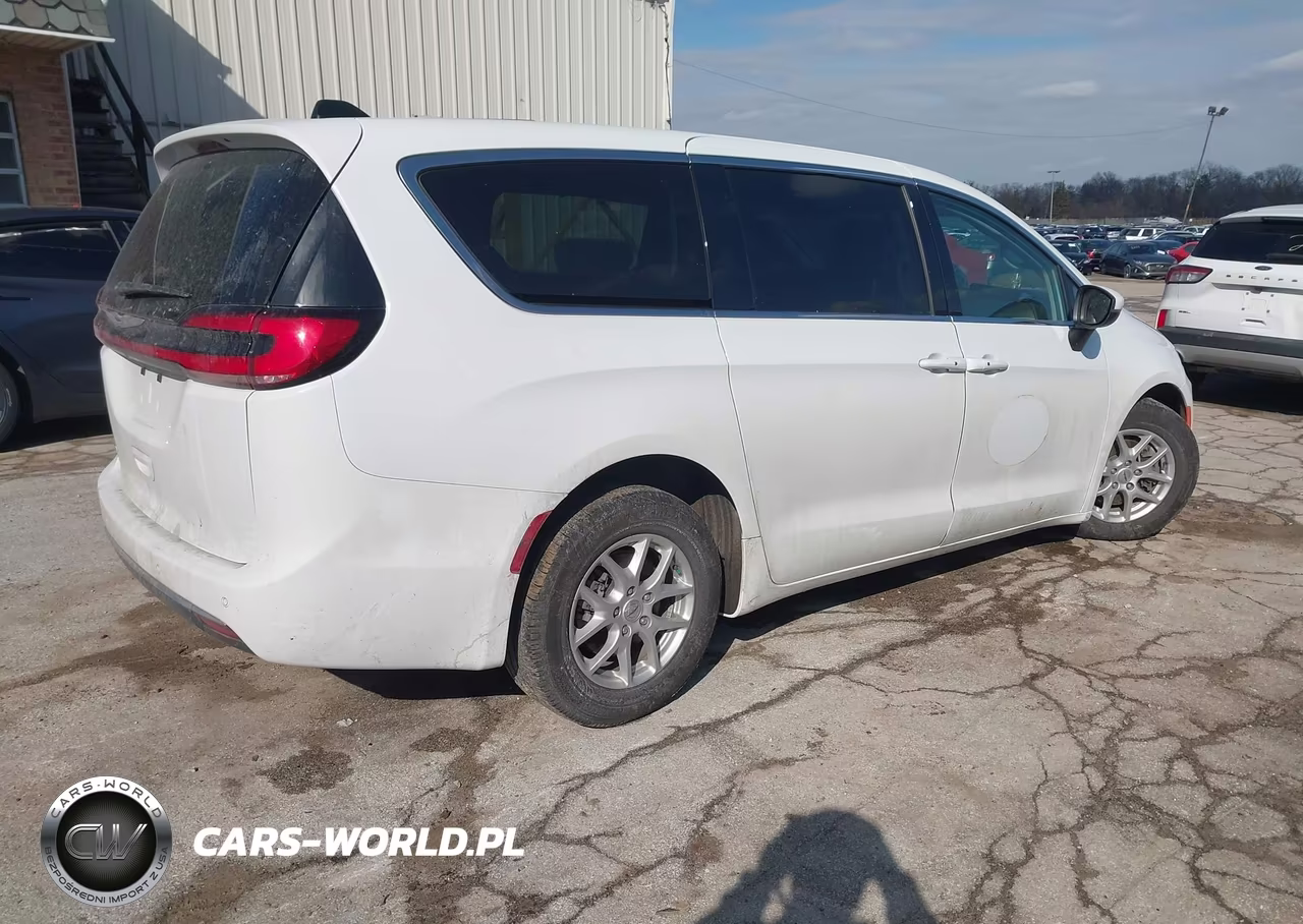 2023 Chrysler Pacifica Touring L VIN:2C4RC1BG3PR521373 - 4