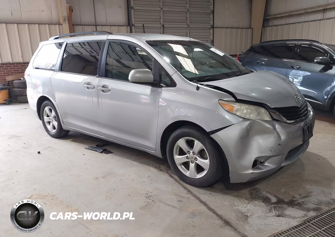 2014 Toyota Sienna Le V6 8 Passenger