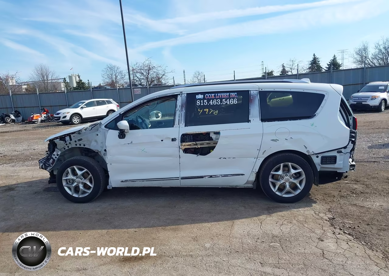 2020 Chrysler Pacifica Touring L Plus VIN:2C4RC1EG1LR138229 - 15