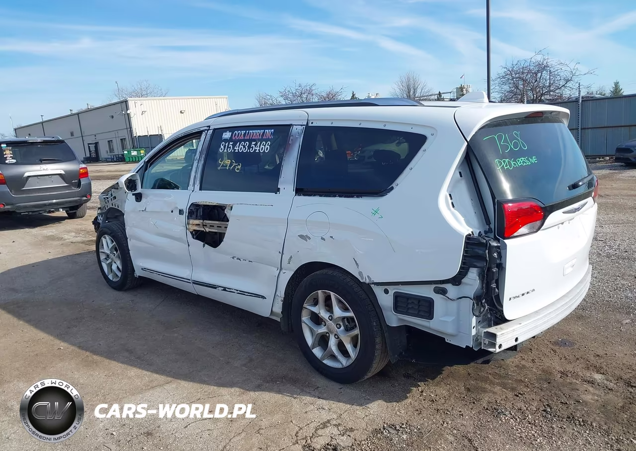 2020 Chrysler Pacifica Touring L Plus VIN:2C4RC1EG1LR138229 - 3