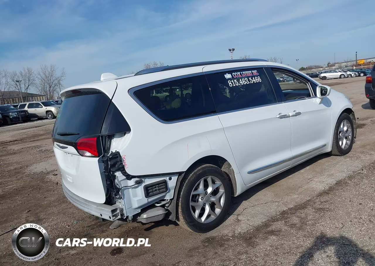 2020 Chrysler Pacifica Touring L Plus VIN:2C4RC1EG1LR138229 - 4