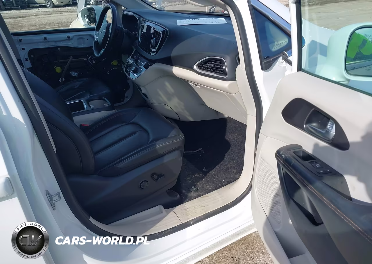2020 Chrysler Pacifica Touring L Plus VIN:2C4RC1EG1LR138229 - 5