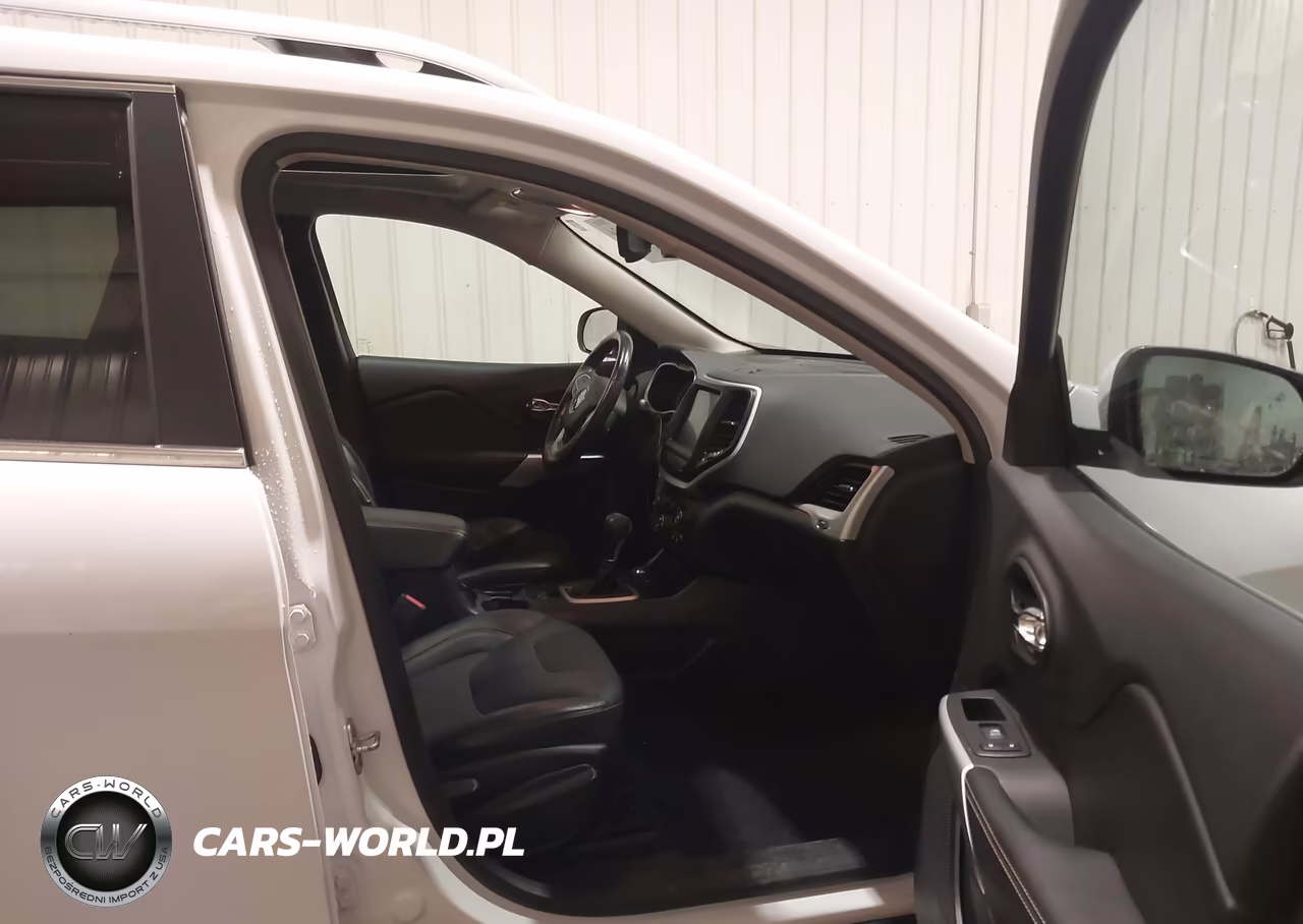 2018 Jeep Cherokee Latitude Plus 4X4 VIN:1C4PJMLXXJD515125 - 5