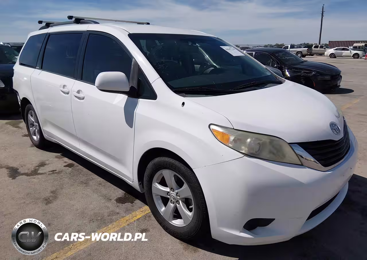 2012 Toyota Sienna Le V6 8 Passenger