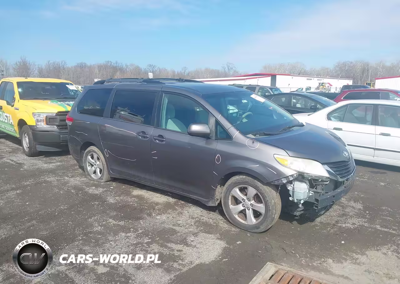 2014 Toyota Sienna Le V6 8 Passenger
