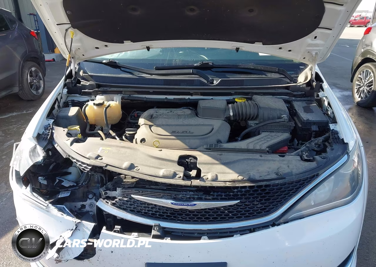 2019 Chrysler Pacifica Touring L VIN:2C4RC1BG0KR651829 - 10