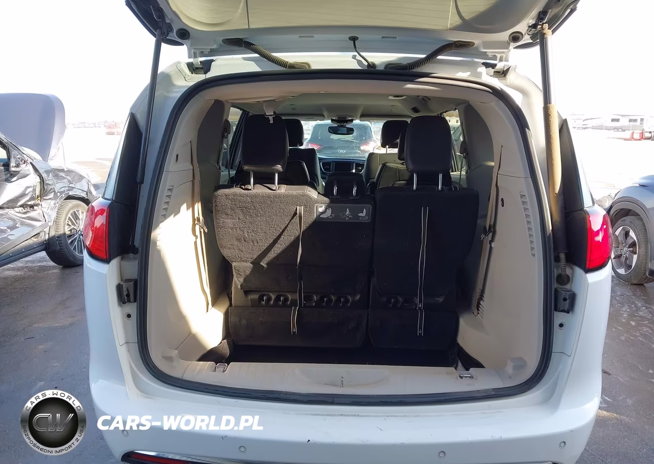 2019 Chrysler Pacifica Touring L VIN:2C4RC1BG0KR651829 - 17