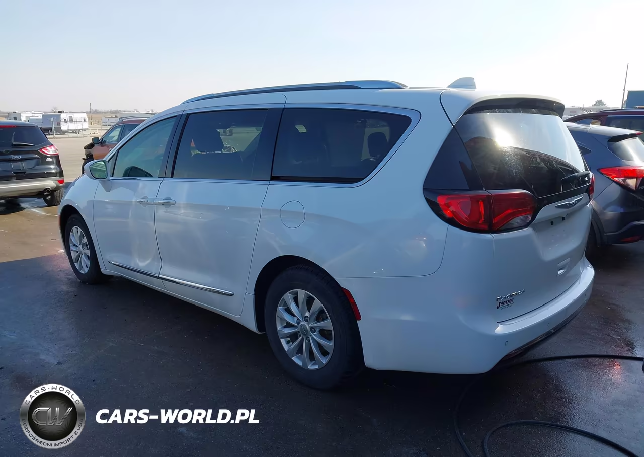 2019 Chrysler Pacifica Touring L VIN:2C4RC1BG0KR651829 - 3