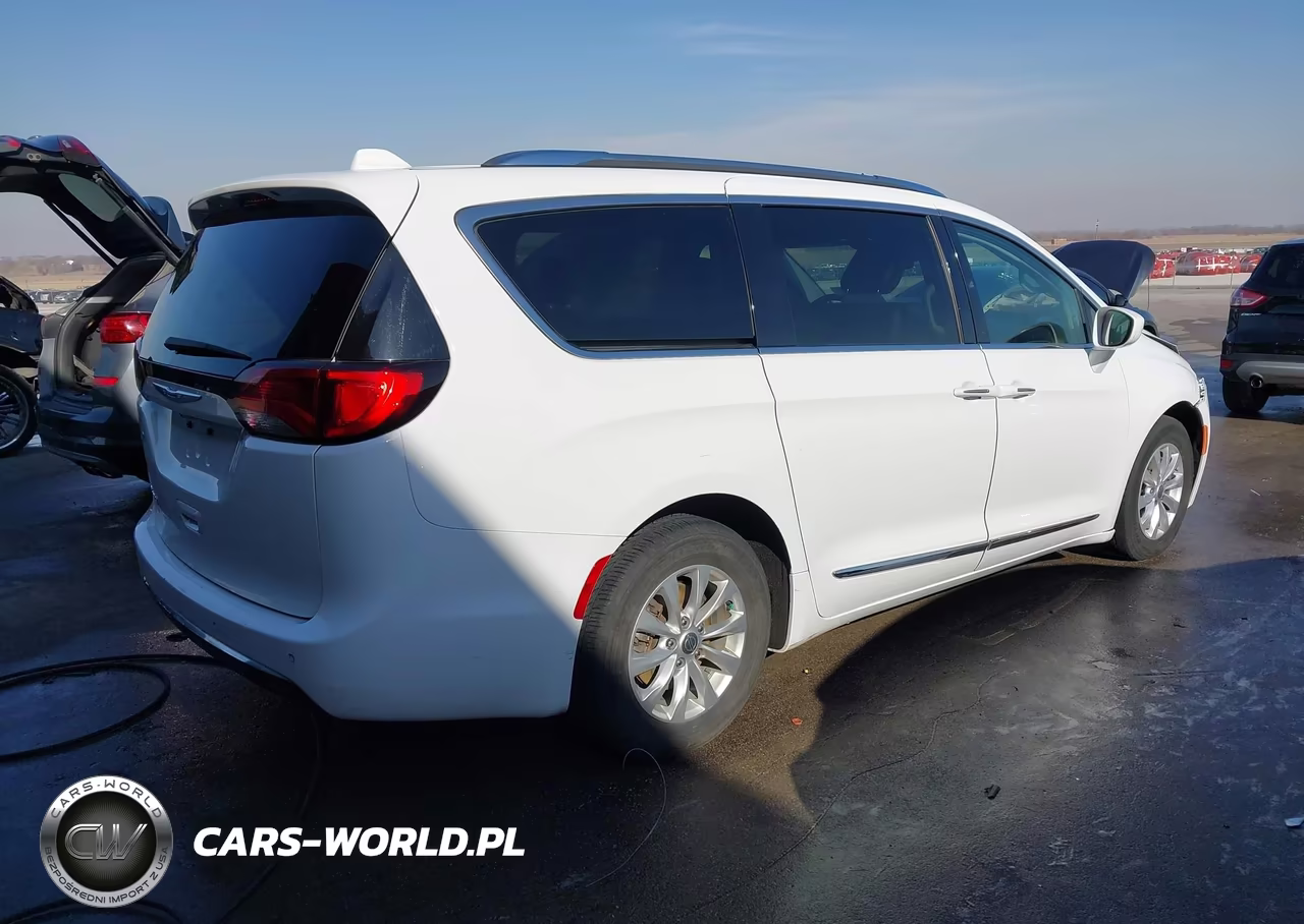 2019 Chrysler Pacifica Touring L VIN:2C4RC1BG0KR651829 - 4