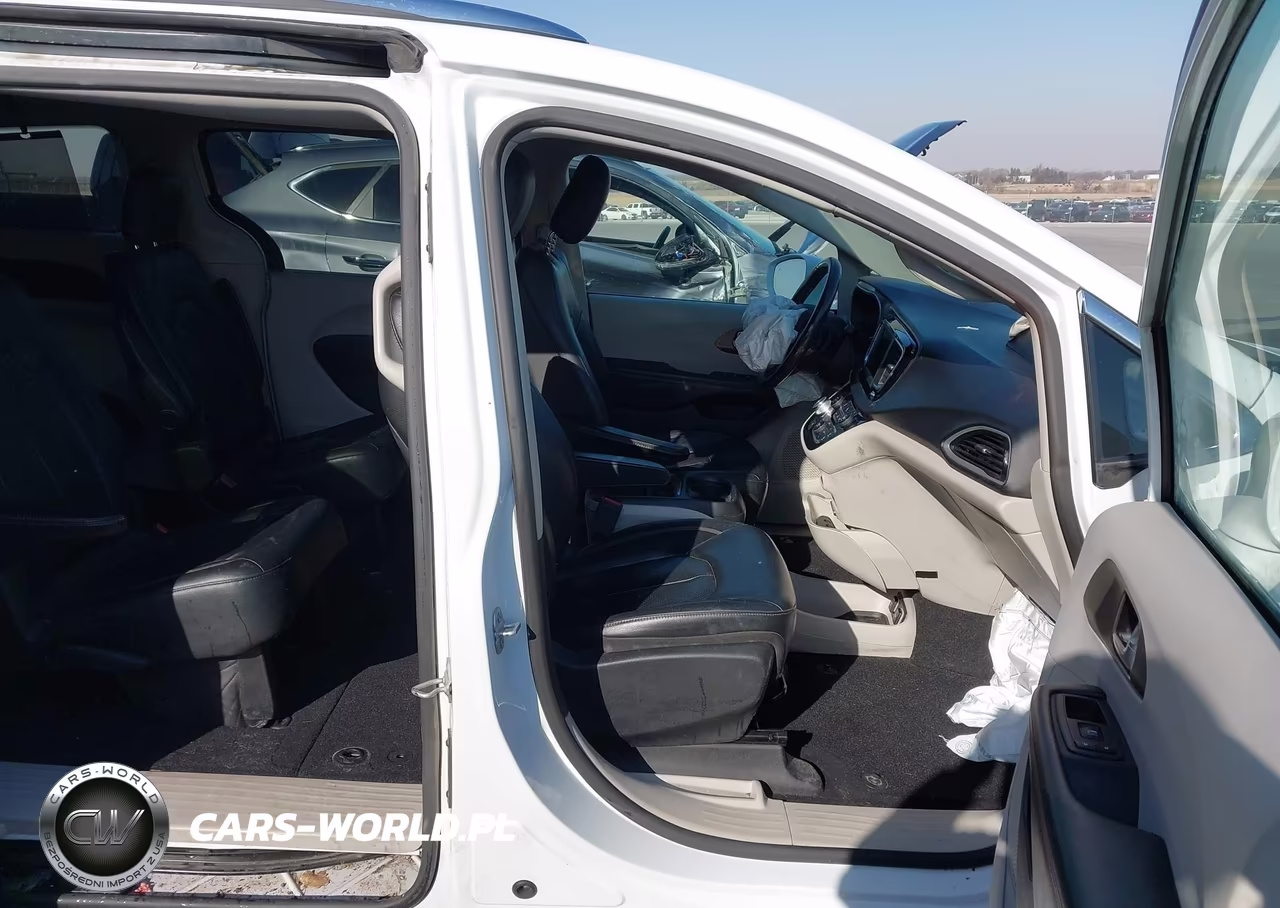 2019 Chrysler Pacifica Touring L VIN:2C4RC1BG0KR651829 - 5