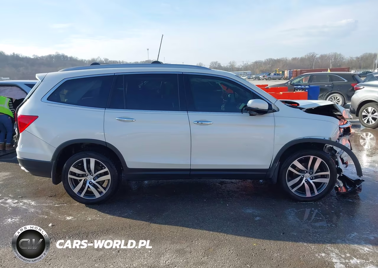 2017 Honda Pilot Touring VIN:5FNYF6H9XHB056354 - 13
