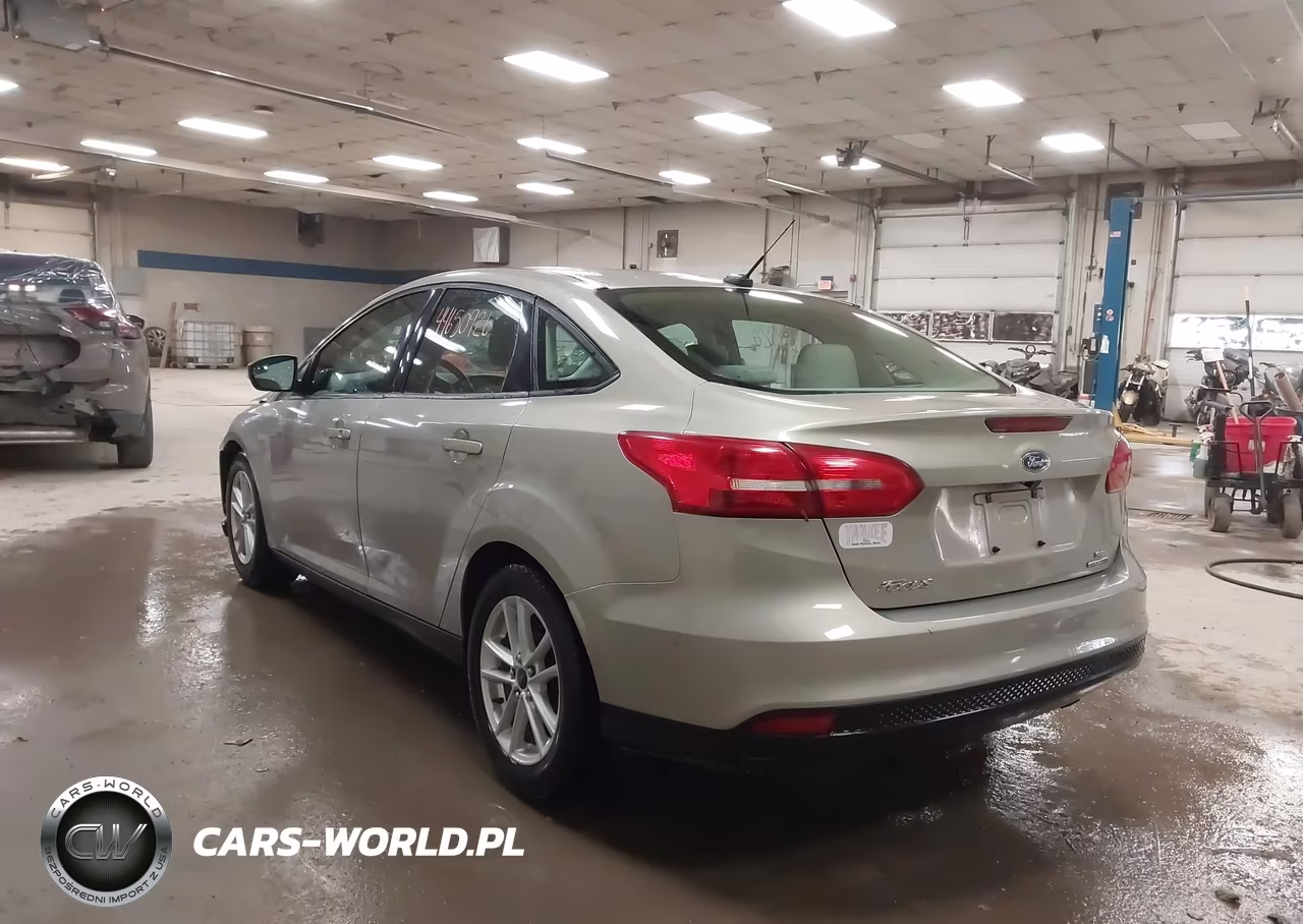 2015 Ford Focus Se VIN:1FADP3F2XFL242587 - 3