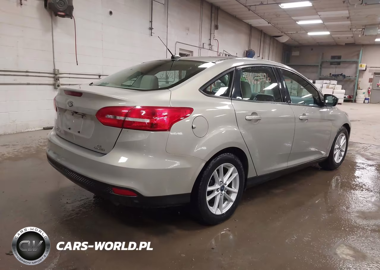 2015 Ford Focus Se VIN:1FADP3F2XFL242587 - 4