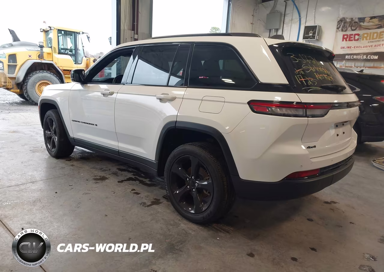 2023 Jeep Grand Cherokee Altitude X 4X4 VIN:1C4RJHAG0PC641723 - 3
