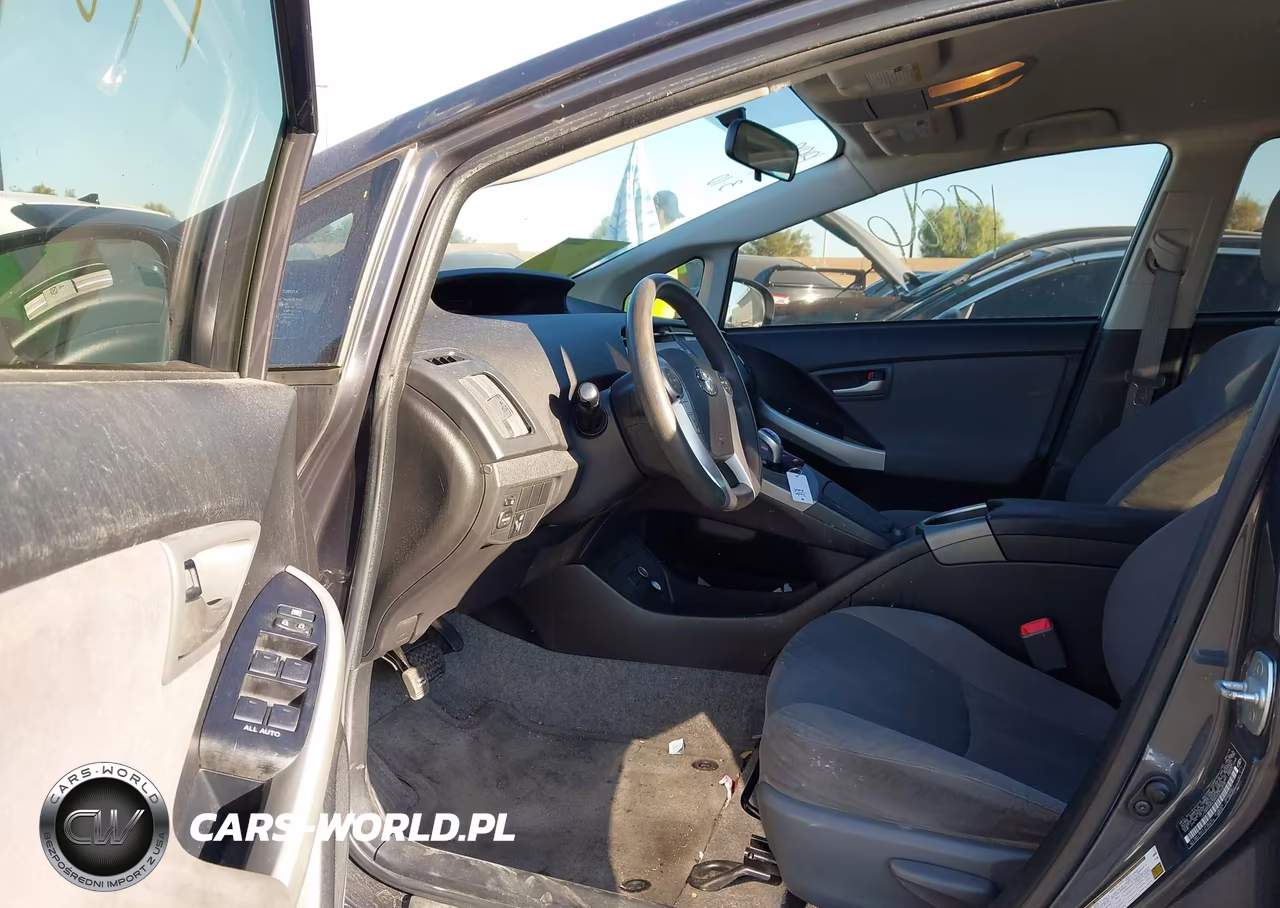 2013 Toyota Prius Two VIN:JTDKN3DU2D1692223 - 5