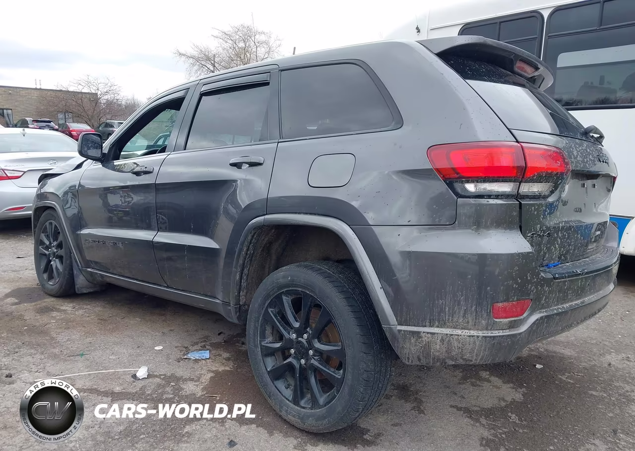 2018 Jeep Grand Cherokee Altitude 4X4 VIN:1C4RJFAGXJC203707 - 3