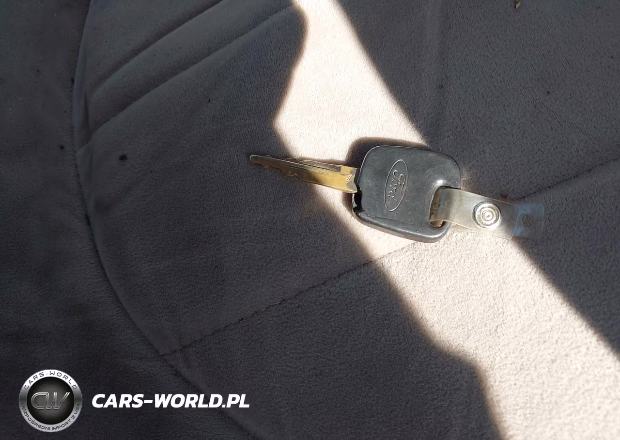 2000 Ford Crown Victoria VIN:2FAFP73W2YX105897 - 11