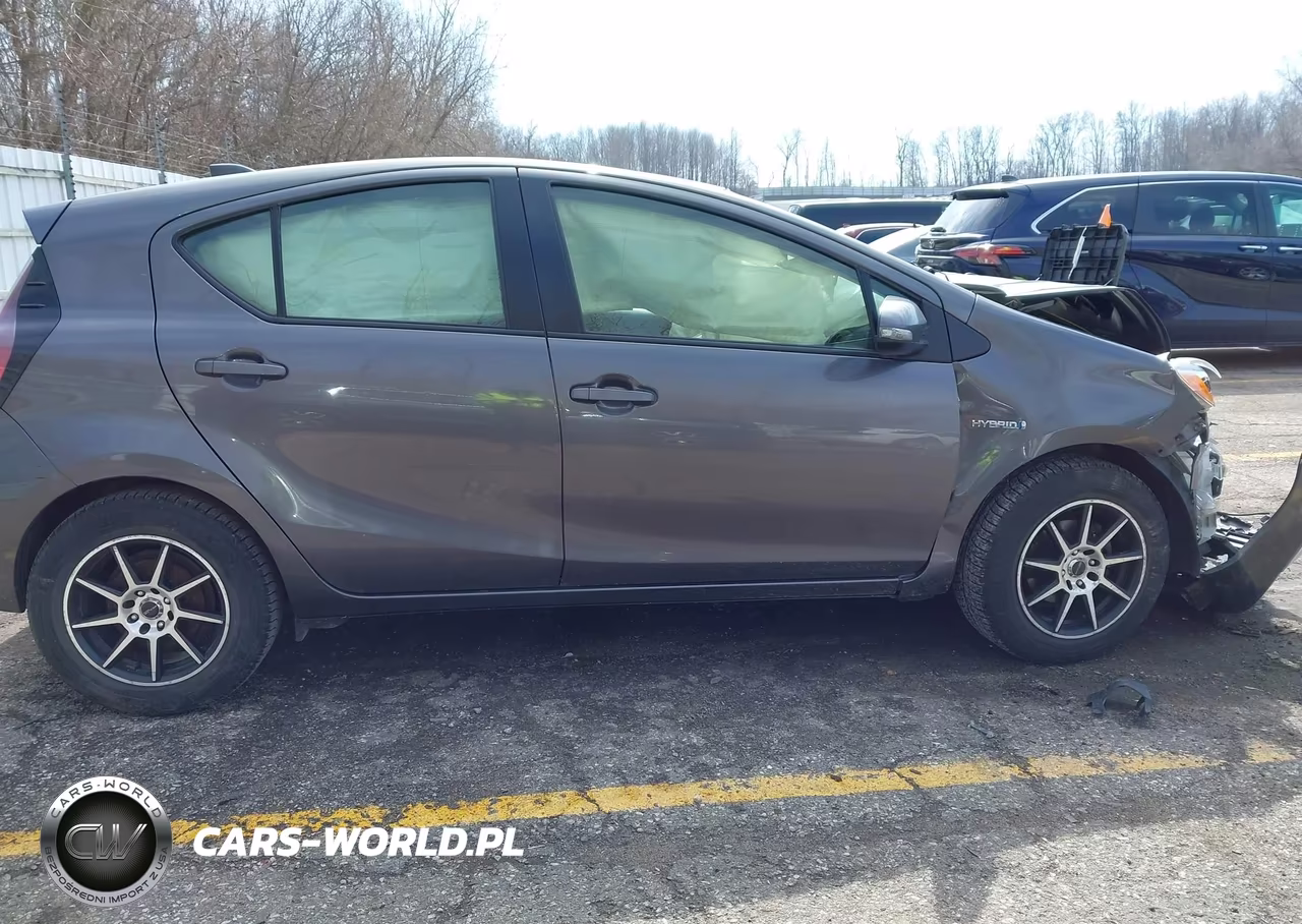 2015 Toyota Prius C Two VIN:JTDKDTB39F1107699 - 13