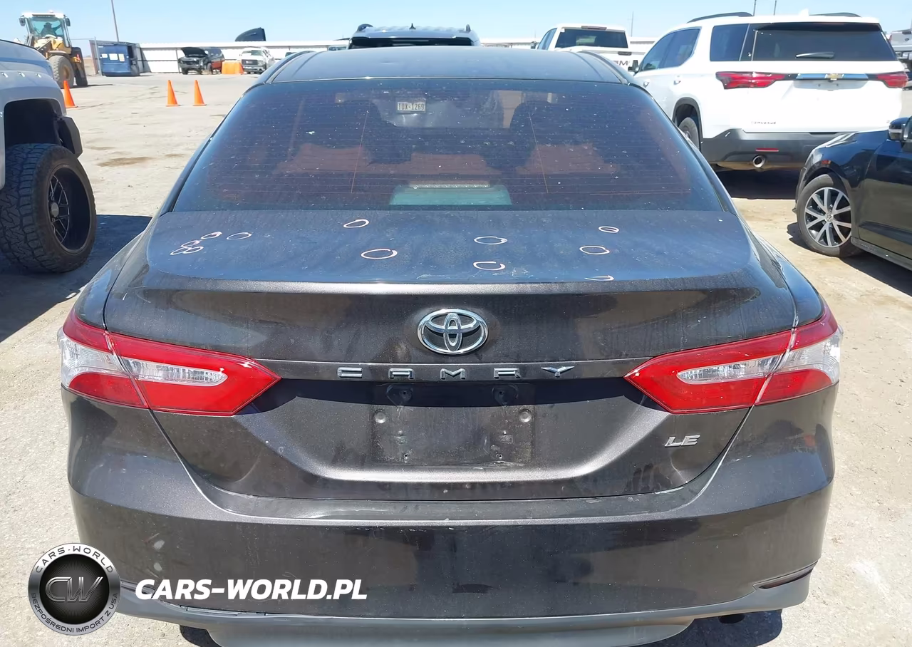 2018 Toyota Camry Le VIN:4T1B11HK2JU045724 - 16