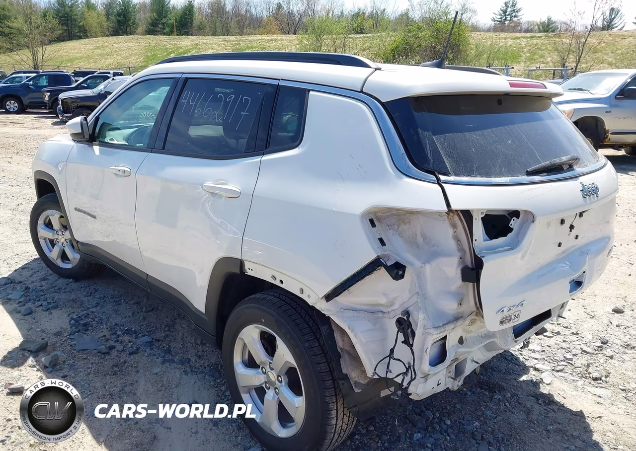 2019 Jeep Compass Latitude 4X4 VIN:3C4NJDBB1KT734404 - 3