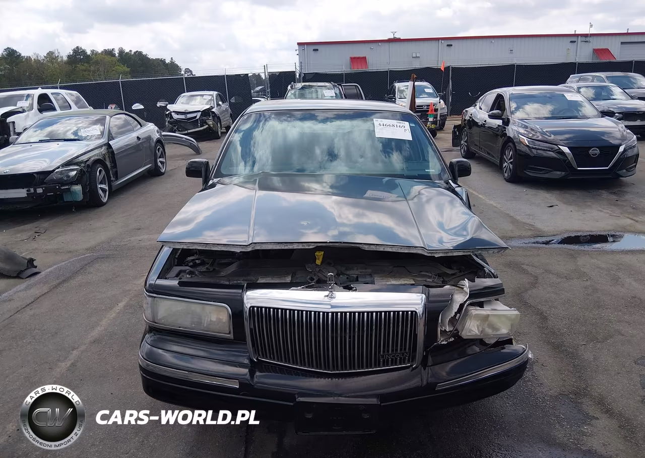 1997 Lincoln Town Car Signature VIN:1LNLM82W5VY679155 - 12