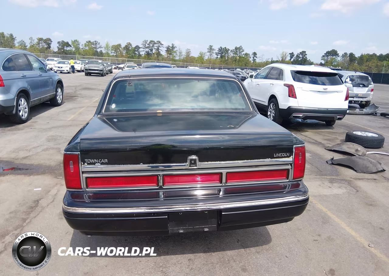 1997 Lincoln Town Car Signature VIN:1LNLM82W5VY679155 - 16