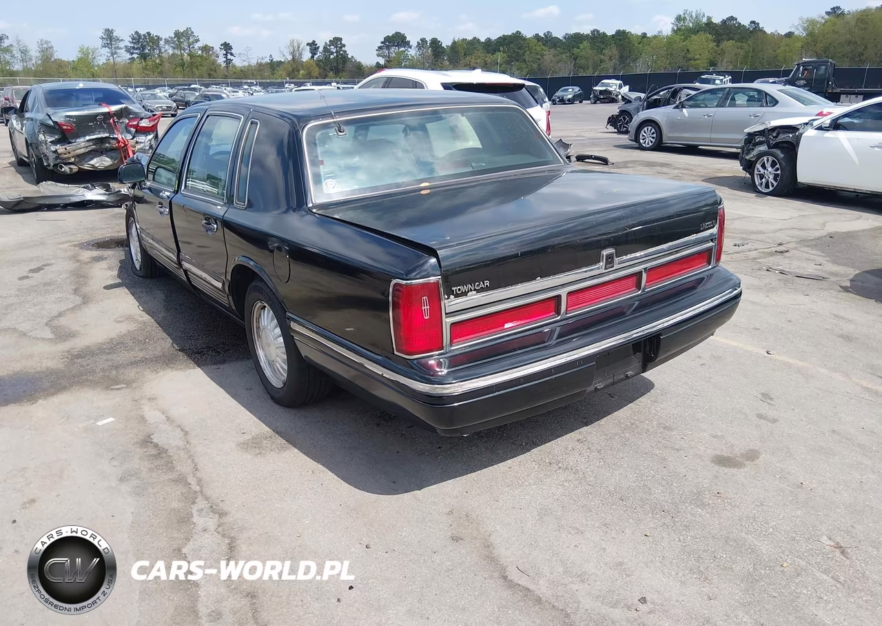 1997 Lincoln Town Car Signature VIN:1LNLM82W5VY679155 - 3