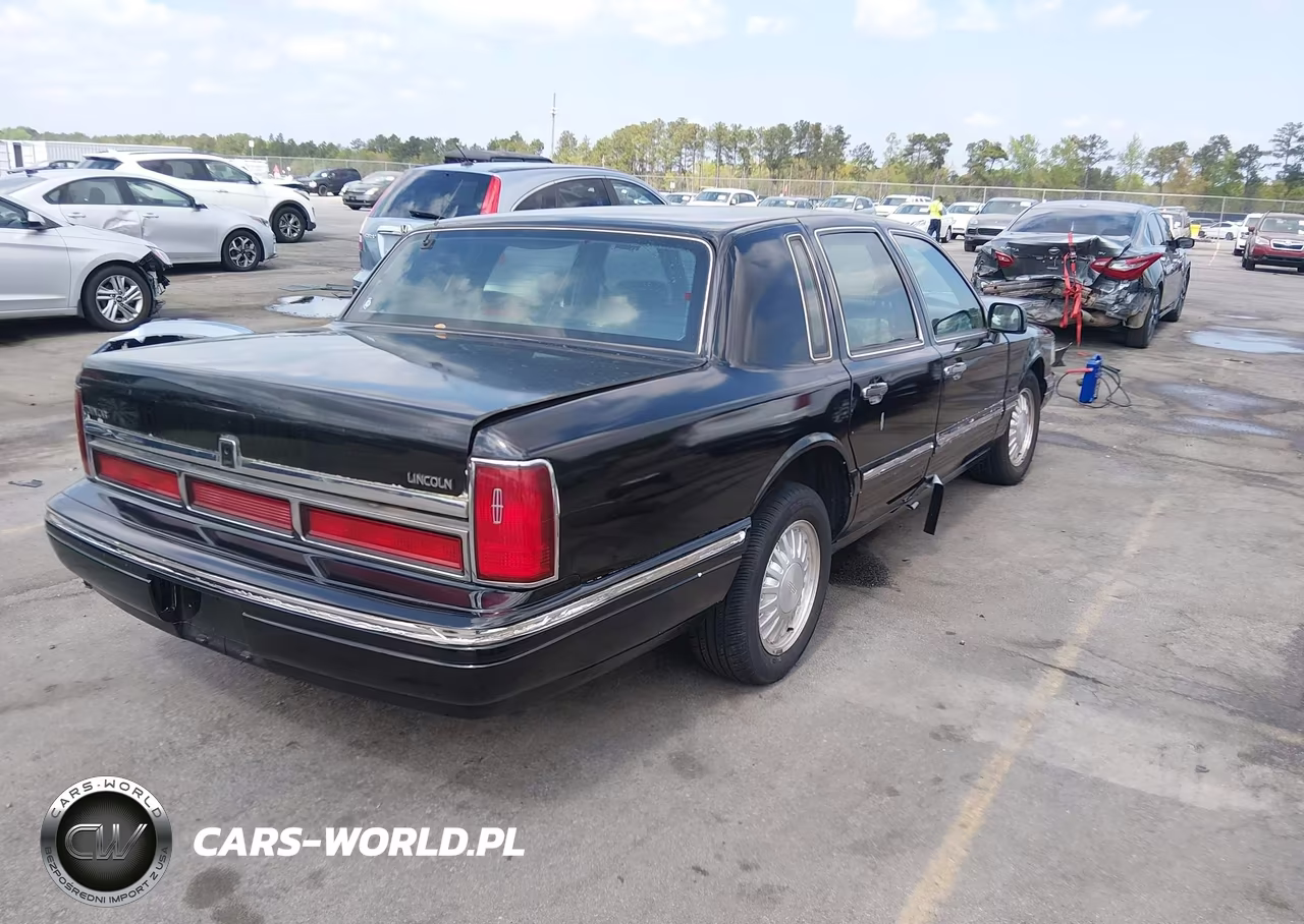 1997 Lincoln Town Car Signature VIN:1LNLM82W5VY679155 - 4