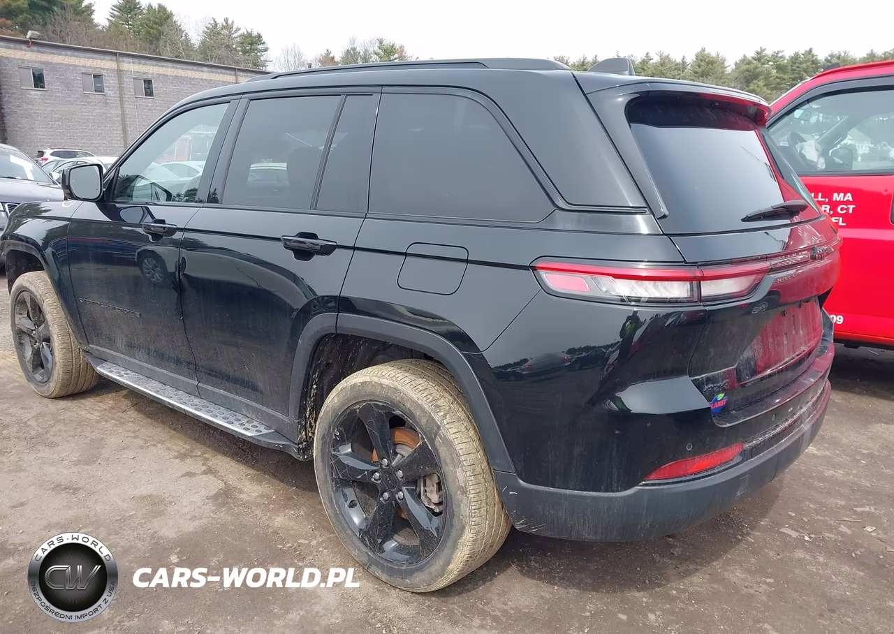 2023 Jeep Grand Cherokee Altitude 4X4 VIN:1C4RJHAG3PC567276 - 3