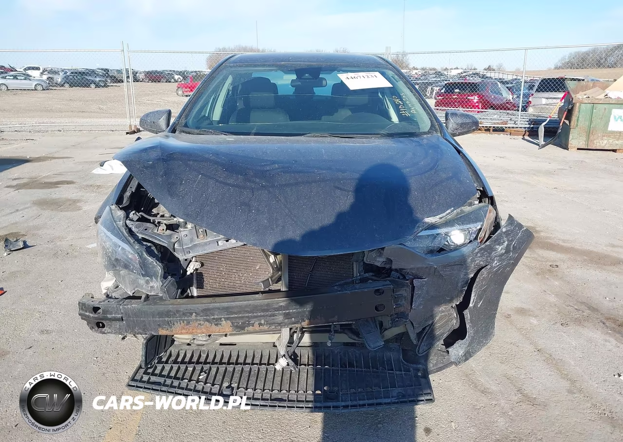 2018 Toyota Corolla Le VIN:5YFBURHE7JP750052 - 13