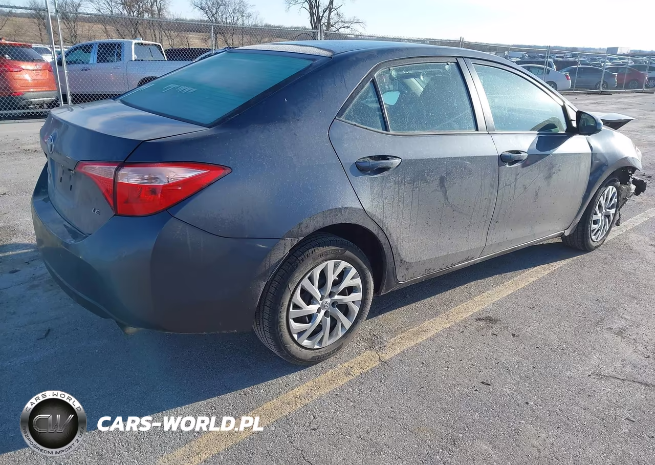 2018 Toyota Corolla Le VIN:5YFBURHE7JP750052 - 4