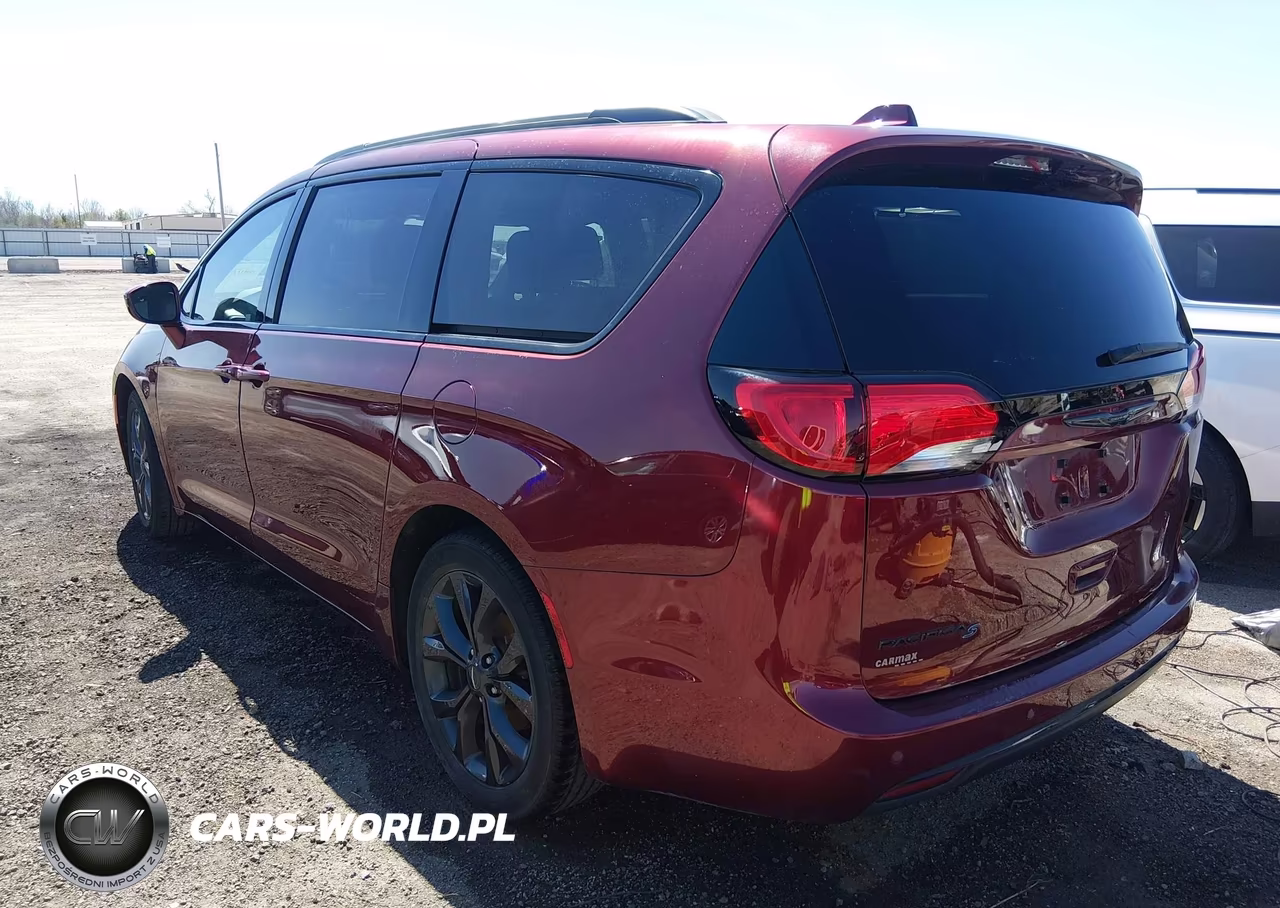 2018 Chrysler Pacifica Touring L VIN:2C4RC1BG5JR322316 - 3
