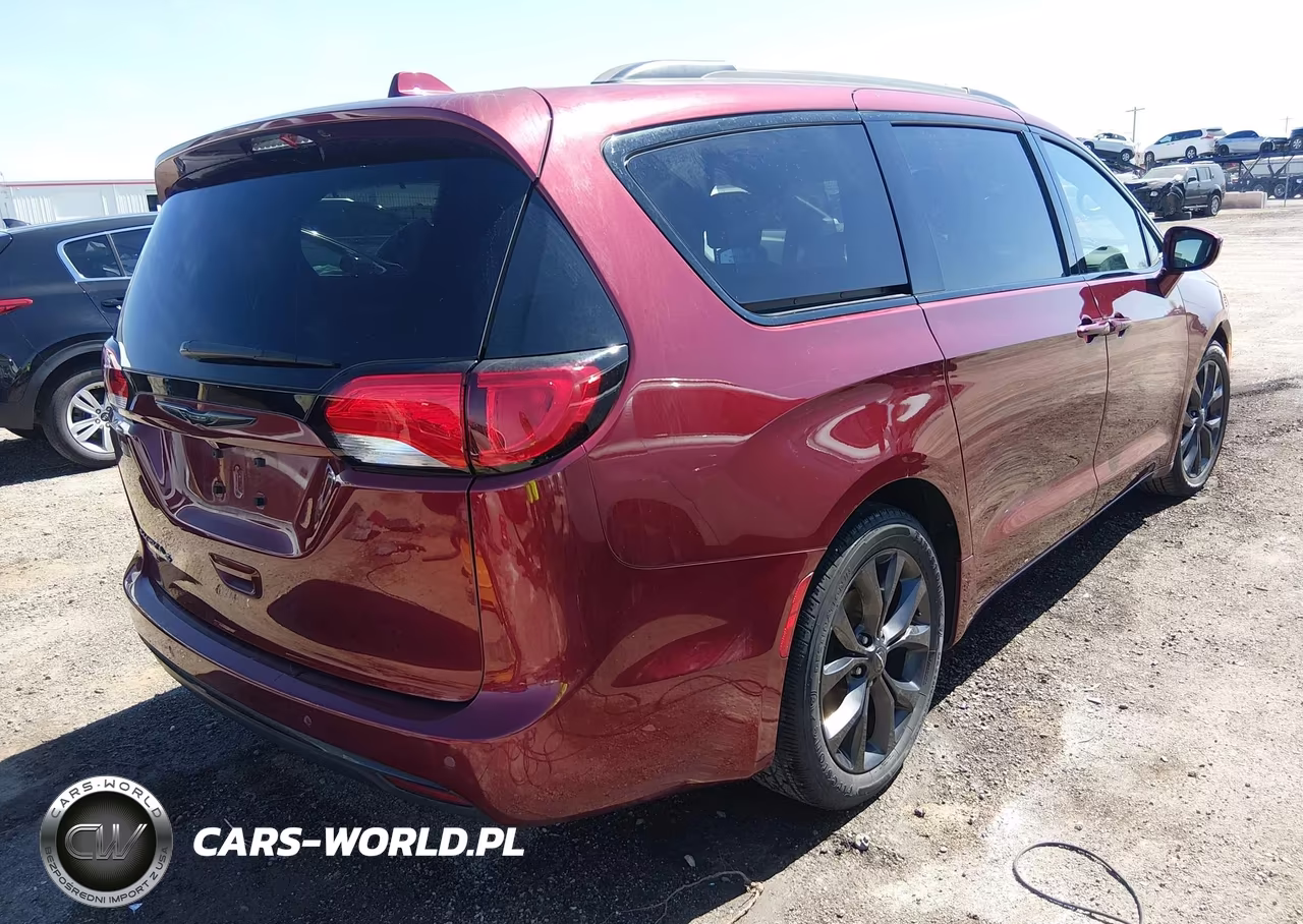 2018 Chrysler Pacifica Touring L VIN:2C4RC1BG5JR322316 - 4