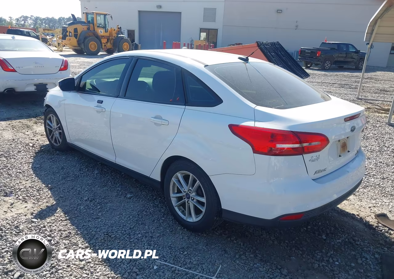2015 Ford Focus Se VIN:1FADP3F26FL238262 - 3