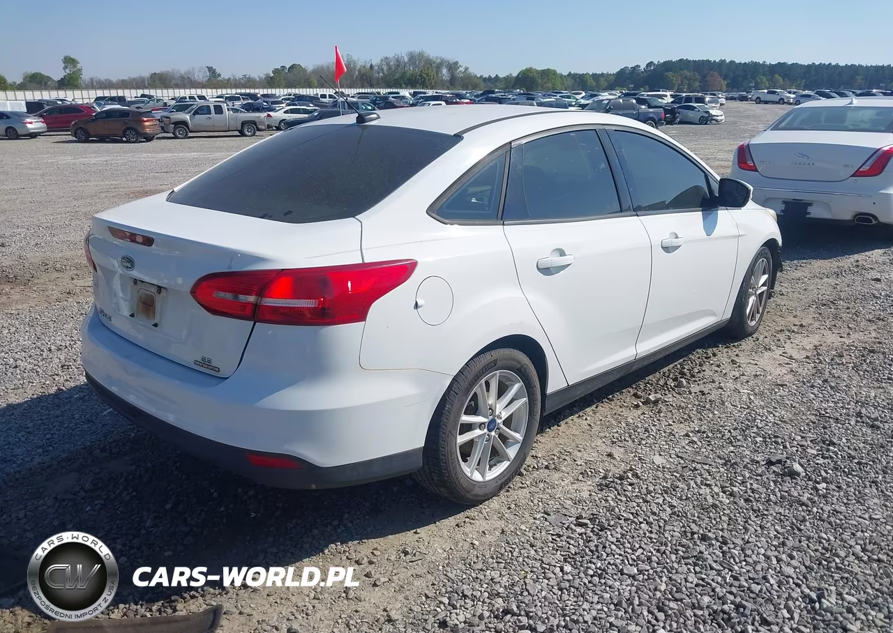 2015 Ford Focus Se VIN:1FADP3F26FL238262 - 4