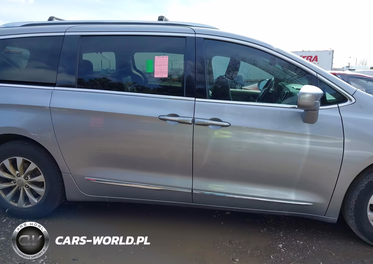 2018 Chrysler Pacifica Touring L VIN:2C4RC1BG9JR261150 - 13