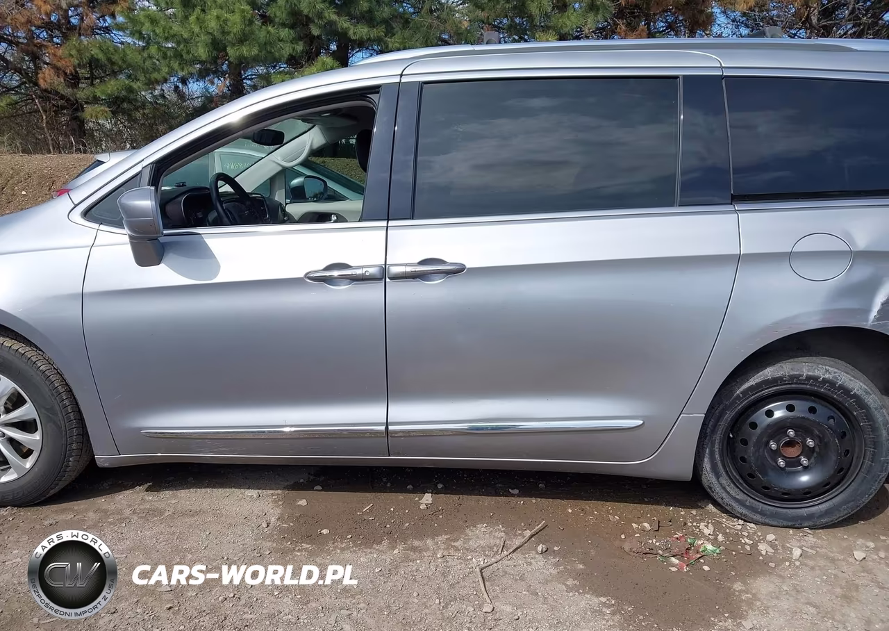 2018 Chrysler Pacifica Touring L VIN:2C4RC1BG9JR261150 - 14