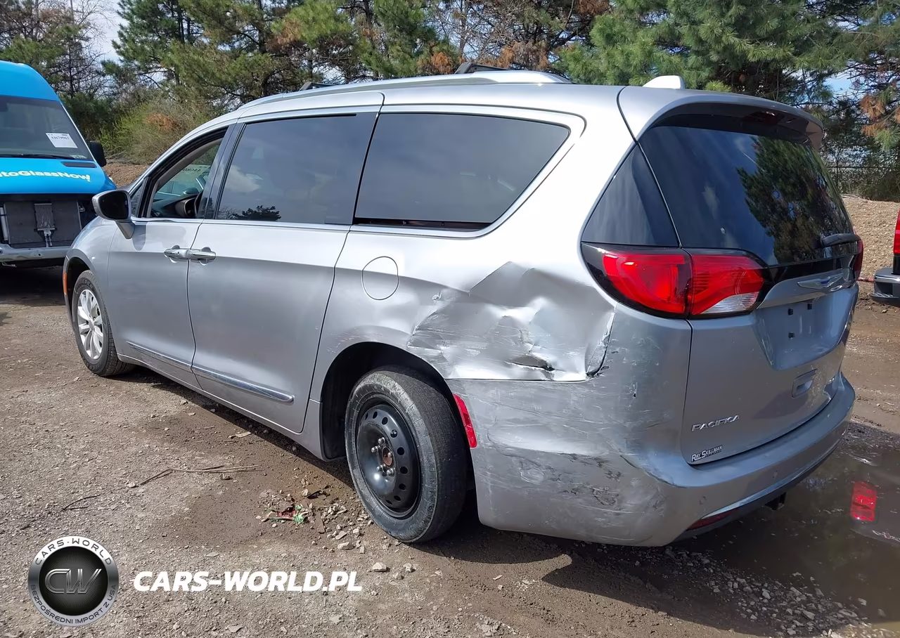 2018 Chrysler Pacifica Touring L VIN:2C4RC1BG9JR261150 - 3