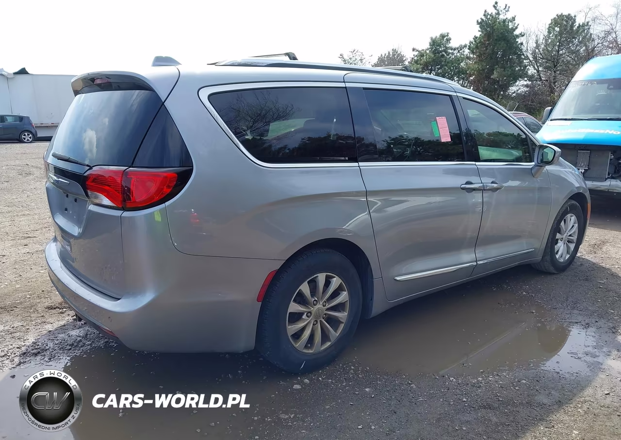 2018 Chrysler Pacifica Touring L VIN:2C4RC1BG9JR261150 - 4