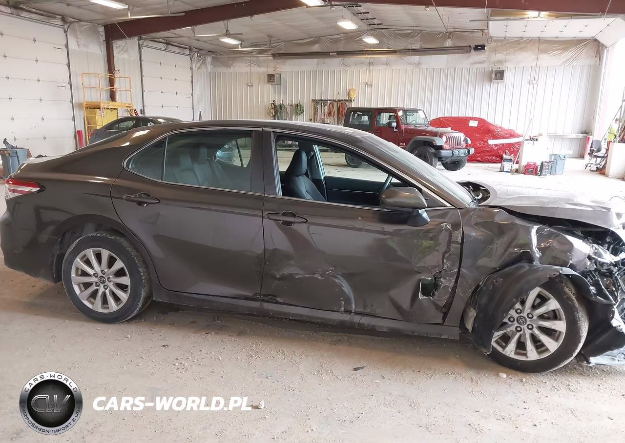 2018 Toyota Camry Le VIN:4T1B11HK2JU056450 - 13