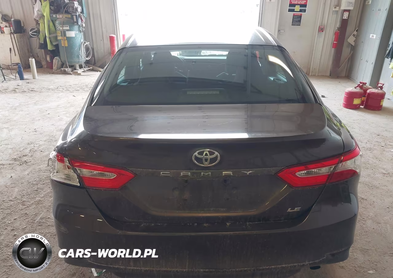 2018 Toyota Camry Le VIN:4T1B11HK2JU056450 - 16