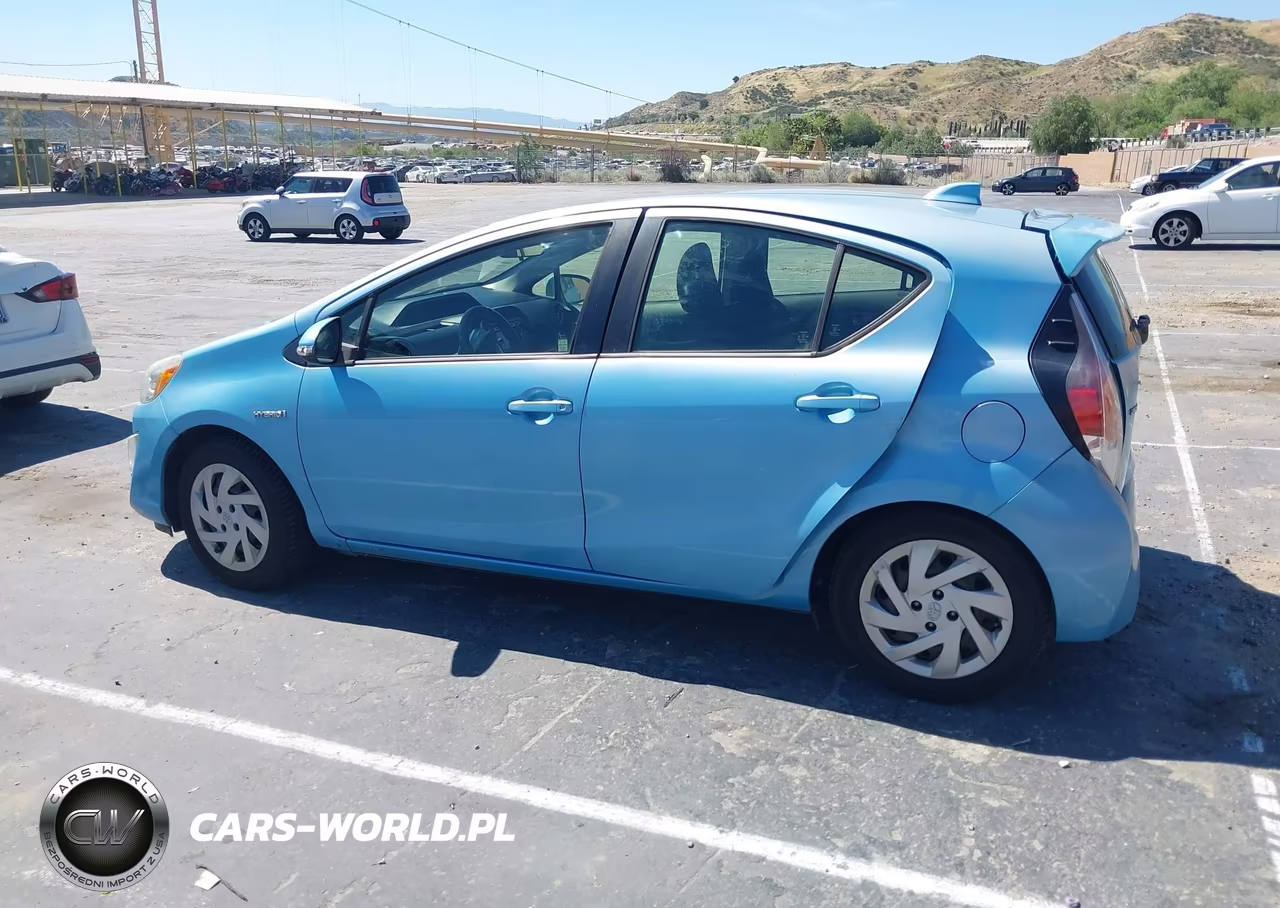 2015 Toyota Prius C Three VIN:JTDKDTB3XF1102480 - 13