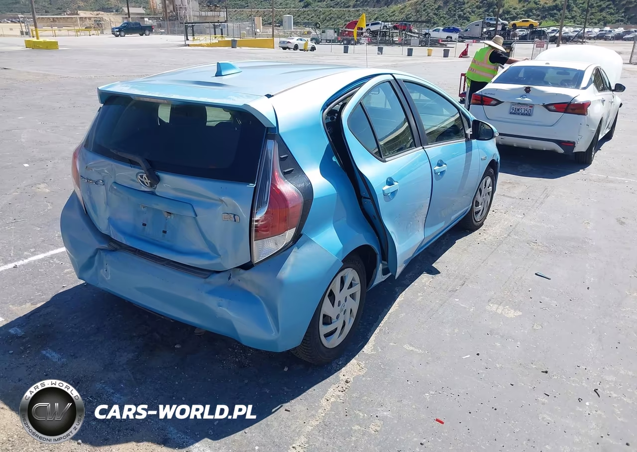 2015 Toyota Prius C Three VIN:JTDKDTB3XF1102480 - 4