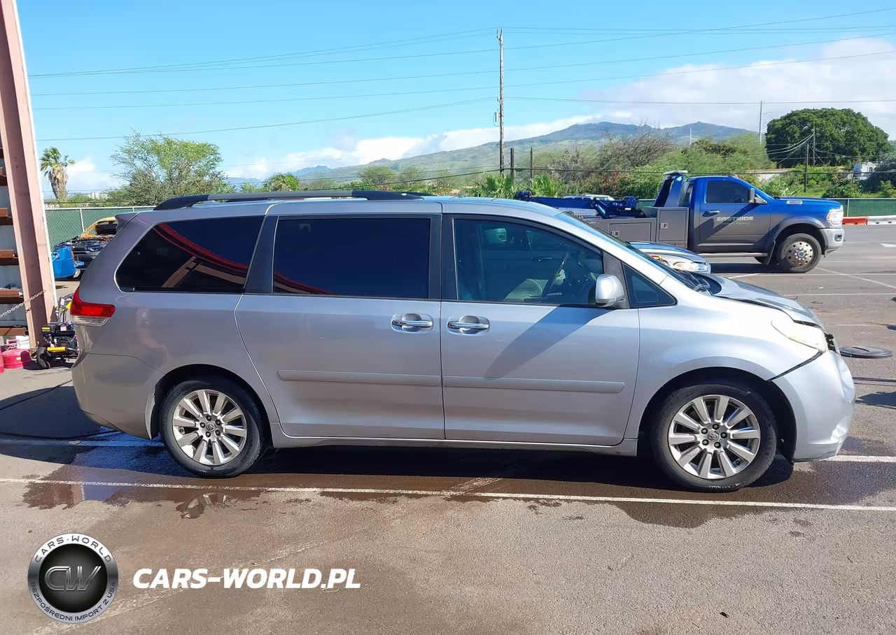 2011 Toyota Sienna Xle V6-Xle V6 Auto Access Seat VIN:5TDYK3DC8BS031791 - 13