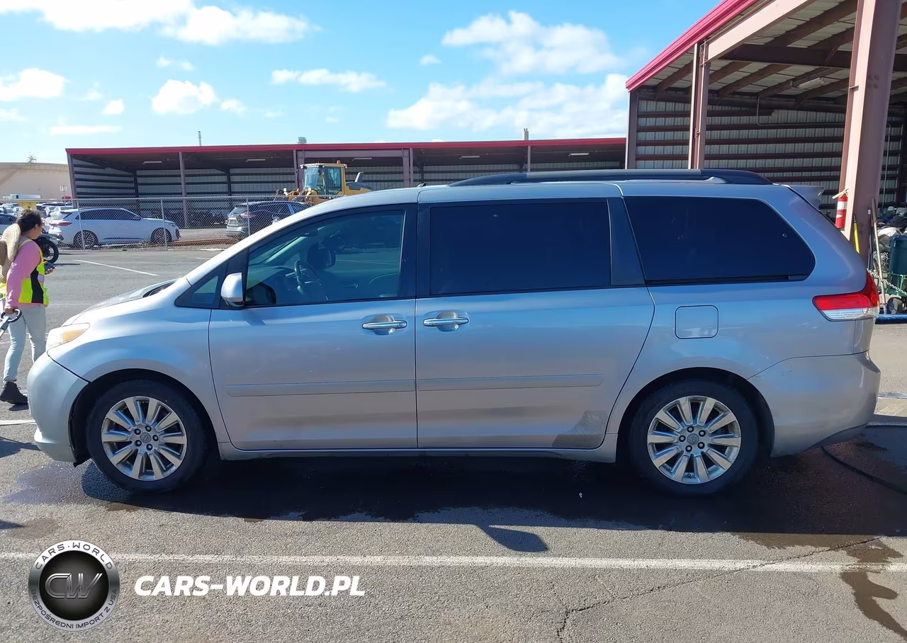2011 Toyota Sienna Xle V6-Xle V6 Auto Access Seat VIN:5TDYK3DC8BS031791 - 14