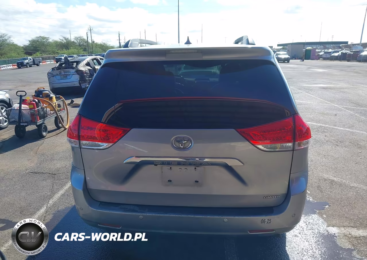 2011 Toyota Sienna Xle V6-Xle V6 Auto Access Seat VIN:5TDYK3DC8BS031791 - 16